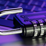 Imagem de um cadeado com código de combinação digital sobre um teclado de computador, simbolizando as boas práticas de segurança da informação na internet.