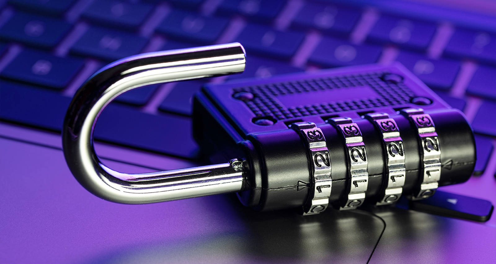 Imagem de um cadeado com código de combinação digital sobre um teclado de computador, simbolizando as boas práticas de segurança da informação na internet.