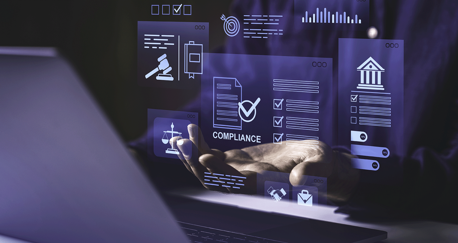 Imagem que mostra uma mão segurando uma tela holográfica com ícones relacionados à conformidade regulatória, leis e auditorias, enfatizando a importância da compliance digital para empresas e organizações.