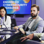 Reunião em um ambiente empresarial discutindo medidas de segurança cibernética aprimoradas para proteger dados digitais contra ameaças online.