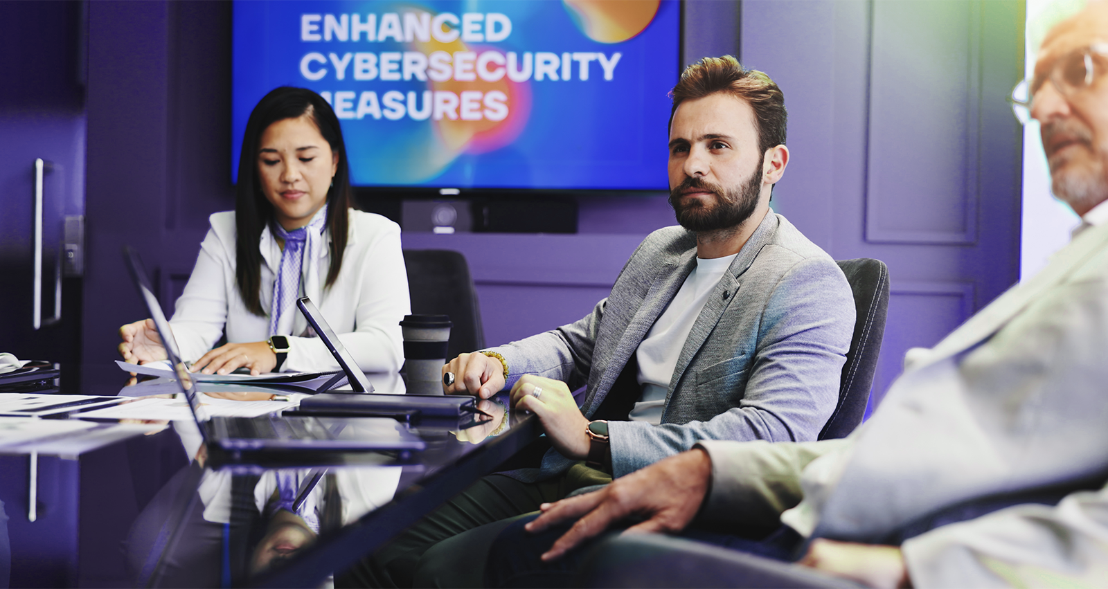 Reunião em um ambiente empresarial discutindo medidas de segurança cibernética aprimoradas para proteger dados digitais contra ameaças online.