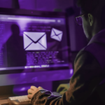 Pessoa utilizando computador para estudar os diferentes tipos de phishing, com foco na segurança digital e proteção de informações pessoais.